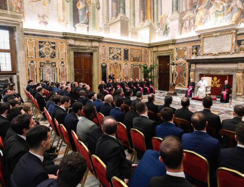 Pope asks seminarians to spread hope